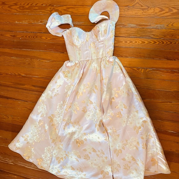 V. Chapman Dresses & Skirts - V. Chapman Pink and Gold Floral Dress